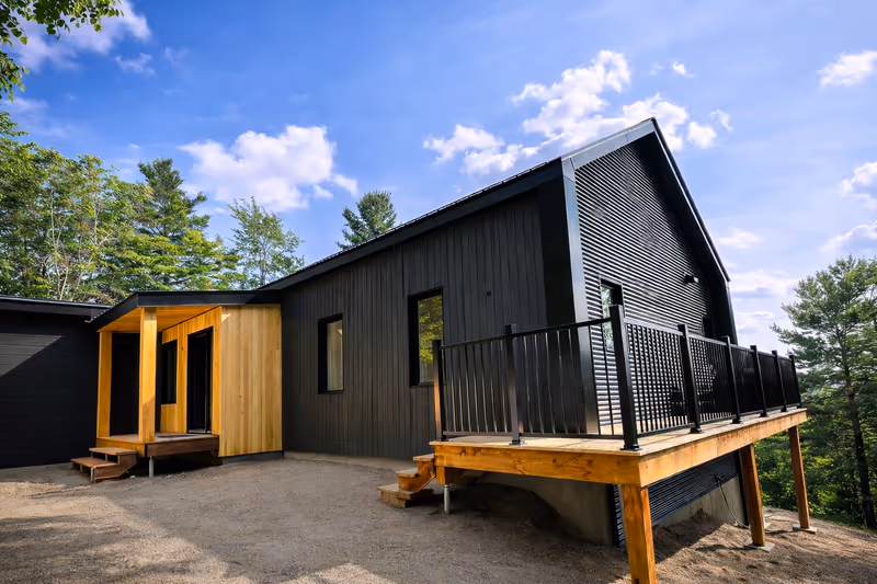 Maison noire en Estrie